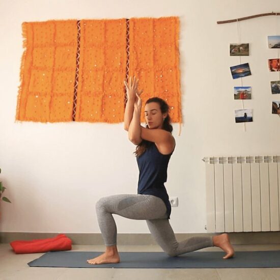 calma y espacio en el centro espina dorsal toracica yoga con cris clases online