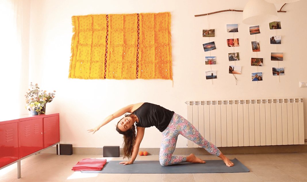 Estimular movimiento interno clase online yoga con cris