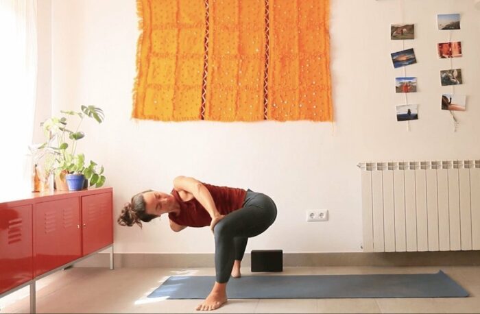 clase online yoga con cris suavizar el cuerpo aligerar el animo