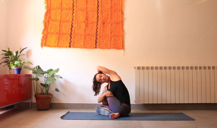 Movimiento Suave para descansar mejor clase yoga con cris online