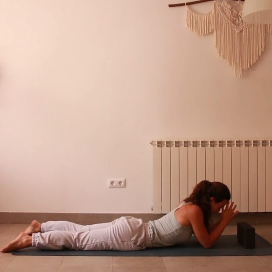Baja temperatura con asana y acupresión yoga con cris medicina china shiatsu yoga online