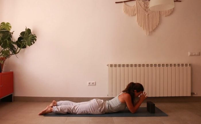 Baja temperatura con asana y acupresión yoga con cris medicina china shiatsu yoga online