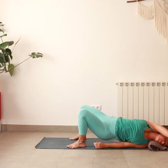 Movimiento Restaurativo yoga con cris online