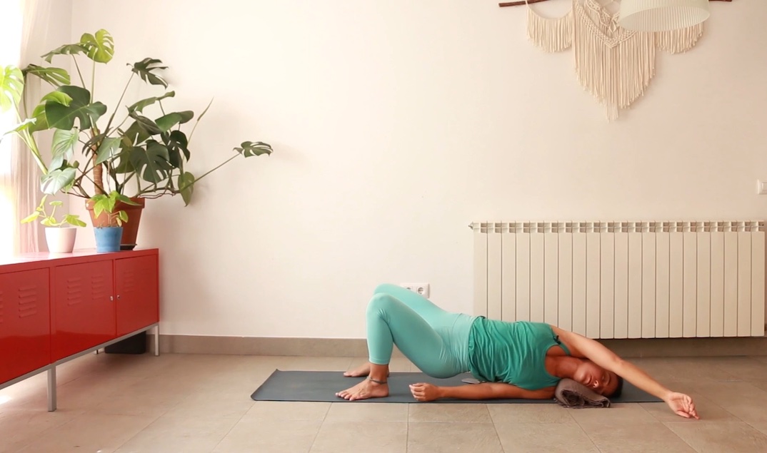 Movimiento Restaurativo yoga con cris online