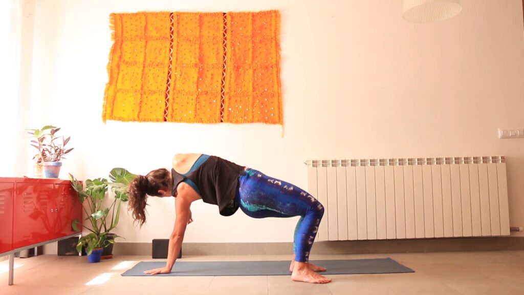 Pausa-para-moverme-yoga-con-cris-vinyasa-movilidad-online-